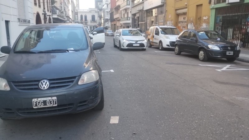 La cartelería instalada por la Municipalidad para advertiir sobre los cambios en el estacionamiento.