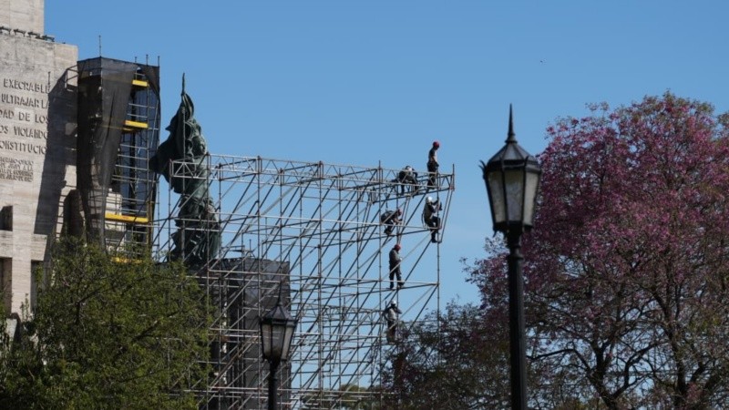Empezó el armado del escenario para el recital gratuito de Nicki Nicole, Baglietto y la Sinfónica de Rosario.
