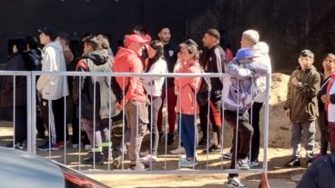 Hinchas de River hicieron cola desde bien temprano en el Coloso del parque de la Independencia.