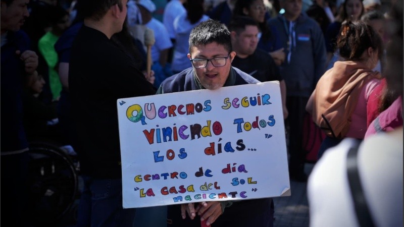 Personas con discapacidades, sus familiares y trabajadores del sector se movilizaron, una vez más este miércoles al mediodía, en la plaza San Martín.