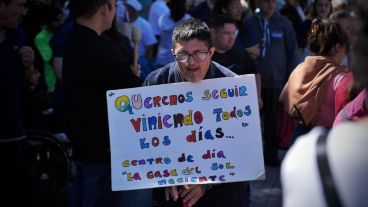 Personas con discapacidades, sus familiares y trabajadores del sector se movilizaron, una vez más este miércoles al mediodía, en la plaza San Martín.