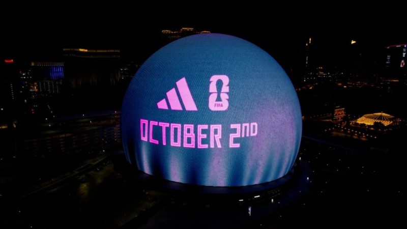 Adidas anticipó la presentación de la pelota de la Copa del Mundo 2026 con una proyección en el Sphere de Las Vegas.
