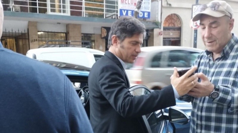 Kicillof al llegar al encuentro; luego no hubo foto oficial de la reunión.
