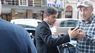 Kicillof al llegar al encuentro; luego no hubo foto oficial de la reunión.