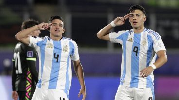 Gorosito y Sarco celebran uno de los tantos del primer tiempo.