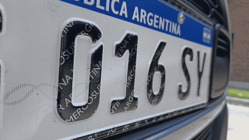 Entrega de chapas de patente vuelve a la normalidad tras meses de demoras.