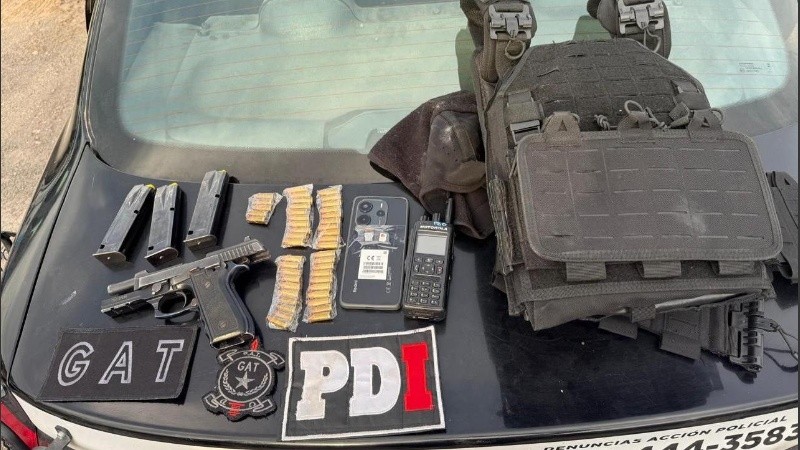 Parte de la indumentaria que utilizaron en el falso allanamiento y fue secuestrada.