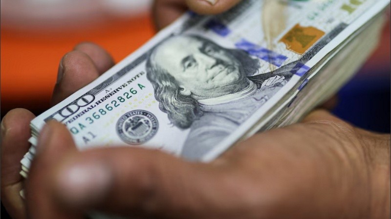 El dólar se estabilizó con la oferta de divisas del Tesoro.