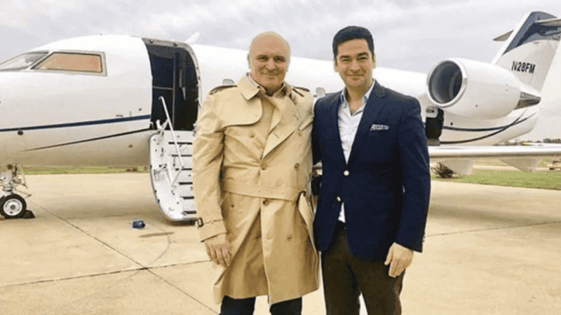 Espert y Fred Machado frente al avión que Grabois denunció que misteriosamente apareció en Rosario.