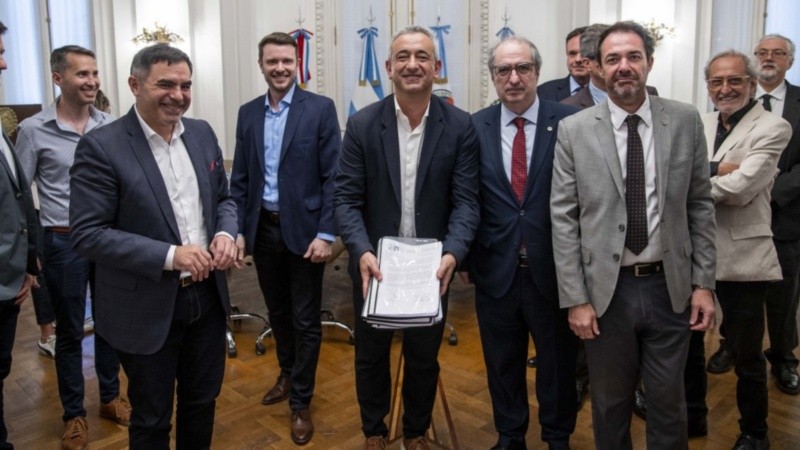 El intendente con los decanos de Derecho de la UNR y la UCA.