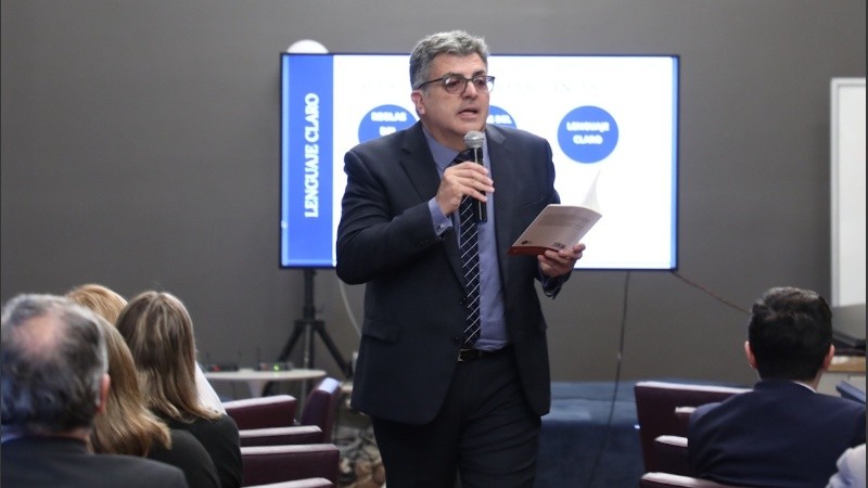 Fernando Bernabé Rocca es integrante de la Red de Lenguaje Claro en Argentina y capacitador en la materia.