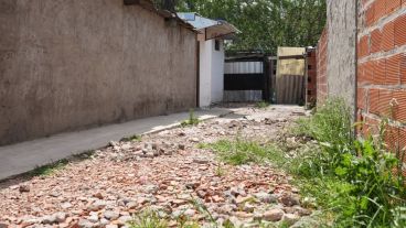 Al fondo. El crimen ocurrió en el interior de la manzana.