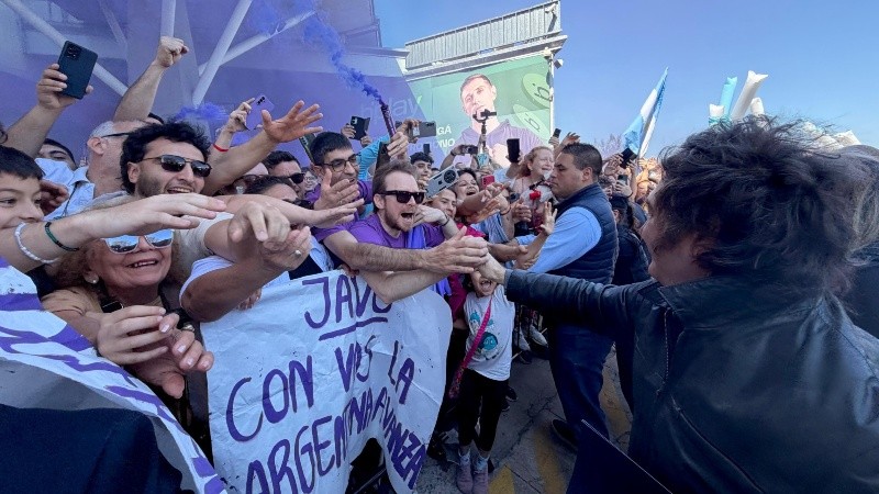 El presidente saludando a sus manifestantes antes de partir hacia Entre Ríos.