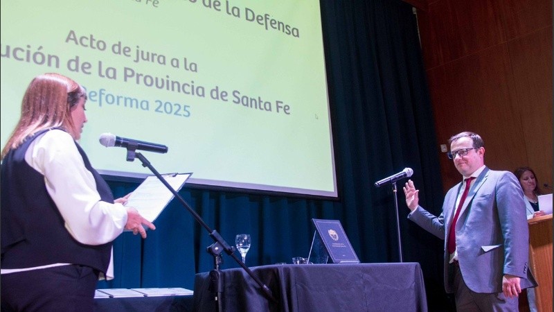 La defensora general tomó juramento a cada defensor y a varios funcionarios de Rosario y Venado Tuerto.