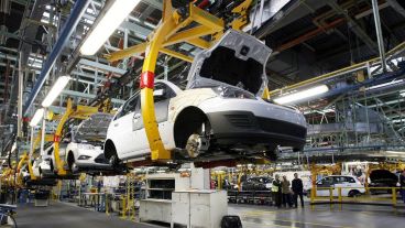 La industria automotriz registró una caída de la producción por tercer mes consecutivo.