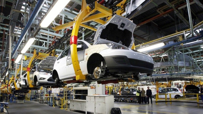La industria automotriz registró una caída de la producción por tercer mes consecutivo.