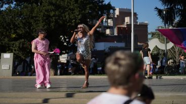 Algunos registros de la previa a la marcha, en la tarde de sábado en la plaza Libertad.