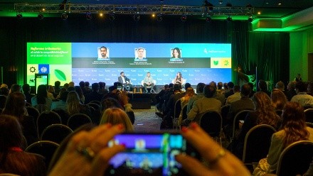 El ministro de Economía, Pablo Olivares, planteó que están analizando rebajas tributarias para mejorar la competitividad de empresas santafesinas en el AmCham Agrobusiness Forum 2025.