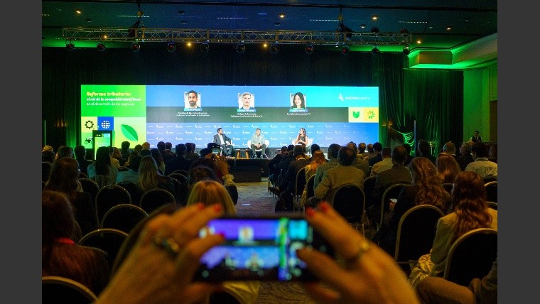 El ministro de Economía, Pablo Olivares, planteó que están analizando rebajas tributarias para mejorar la competitividad de empresas santafesinas en el AmCham Agrobusiness Forum 2025.