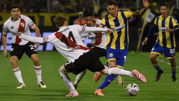 Di María en acción en el atrapante Central-River del domingo en Arroyito.