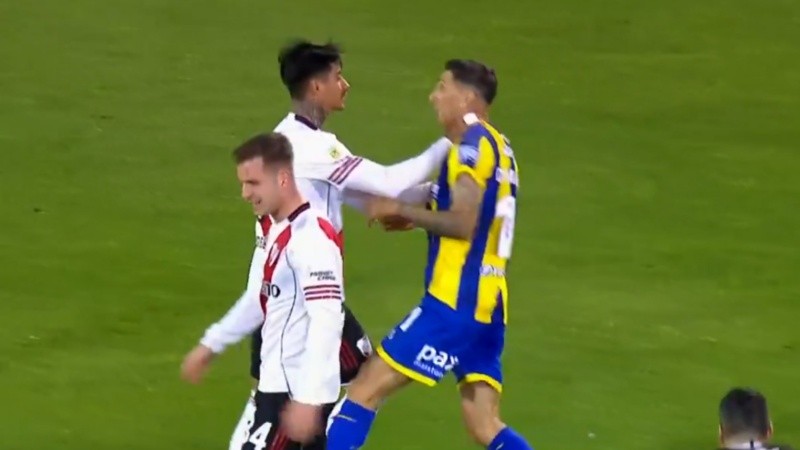 El agarrón en el cuello de Portillo a Di María: fue la primera amarilla para el volante de River.