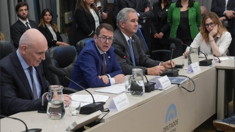 Espert junto a funcionarios del ministerio de Economía durante la primera reunión de comisión.
