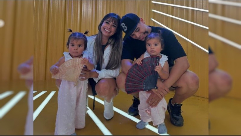 Daniela Celis, Thiago Medina, y las hijas de la ex pareja: Aimé y Laia.