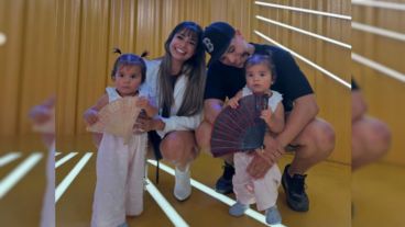 Daniela Celis, Thiago Medina, y las hijas de la ex pareja: Aimé y Laia.