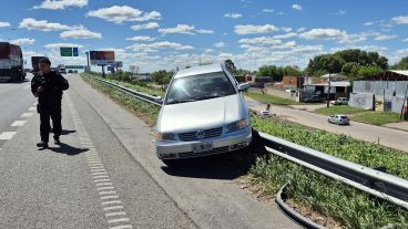El auto quedó suspendido sobre la baranda metálica: de milagro no cayó hacia la colectora.
