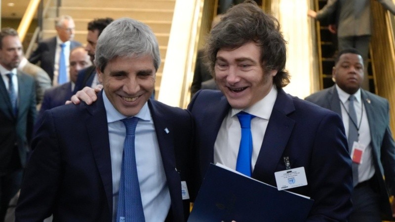 Caputo negocia en Washington ayuda financiera para la Argentina.