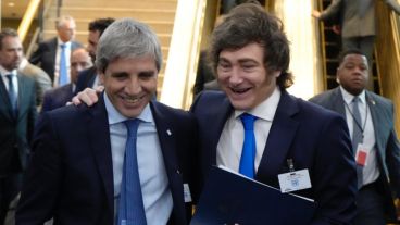 Caputo negocia en Washington ayuda financiera para la Argentina.