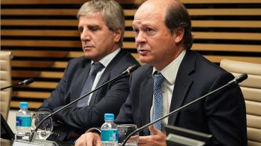 El ministro de Economía, Luis Caputo, y el secretario de Coordinación de Energía y Minería, Daniel González.