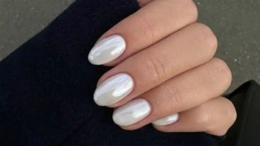 El efecto perlado sigue siendo el favorito de las amantes del nail art.
