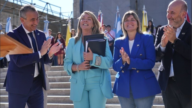 El intendente le entregó a Schmuck el proyecto de ordenanza de la autonomía municipal.