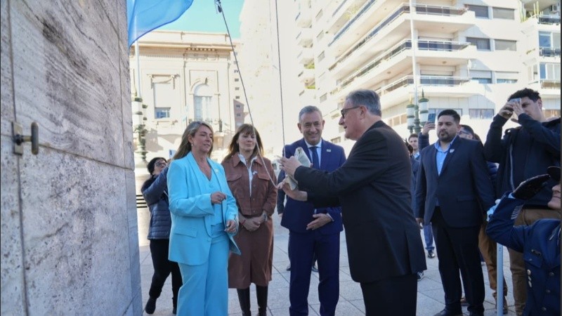 La conmemoración del Día de la Virgen de Rosario este 7 de octubre fue la fecha elegida para celebrar los 300 años de la ciudad con una serie de actividades especiales que culminan con un gran recital de Nicki Nicole y Juan Carlos Baglietto junto a la Orquesta Sinfónica Provincial en el Monumento a la Bandera.