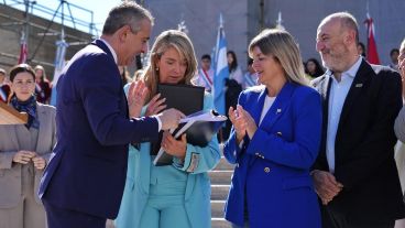 La imagen de cuando Javkin entregó a Schmuck y otros concejales el proyecto de ordenanza de autonomía municipal.