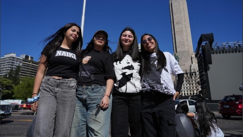 Con pancartas, sillones y remeras estampadas para disfrutar de la gran fiesta.