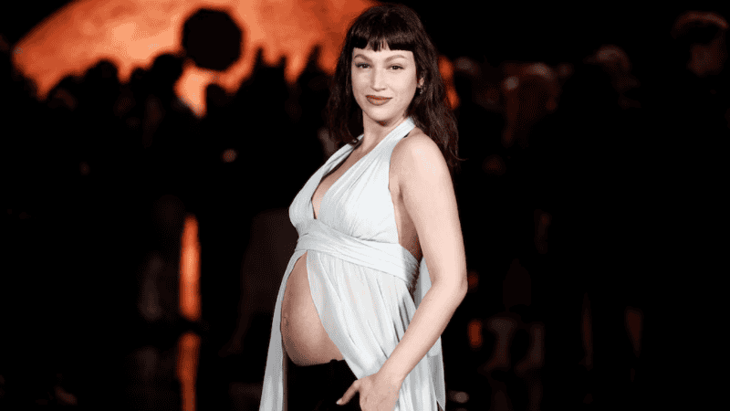 a actriz española eligió un conjunto en blanco y negro, sencillo y chic.