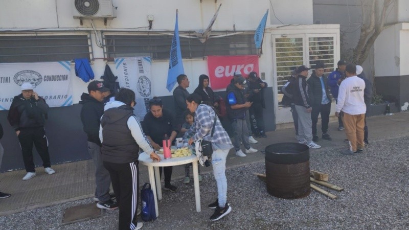 Protesta y acampe de los trabajadores despedidos frente a Euro.