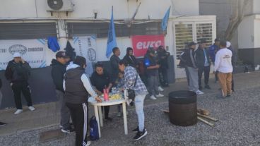 Protesta y acampe de los trabajadores despedidos frente a Euro.