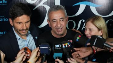 Javkin junto a Maximiliano Pullaro y Gisella Scaglia en el Monumento este martes.