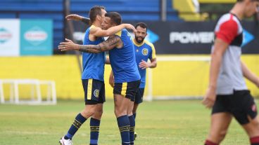 Vecchio junto a Ruben en un amistoso de pretemporada con Central.