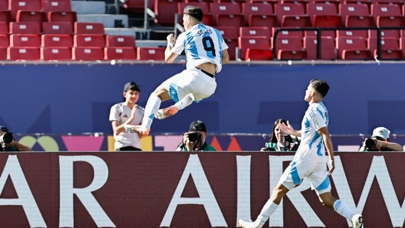 El festejo de Sarco tras poner en ventaja al seleccionado argentino en Santiago de Chile.