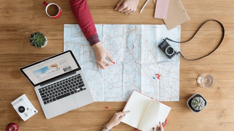 Advierten que planificar viajes con aplicaciones de IA es riesgoso para turistas.