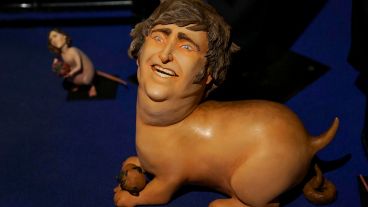 Un perro faldero a los pies de Trump con la cara del argentino Javier Milei.