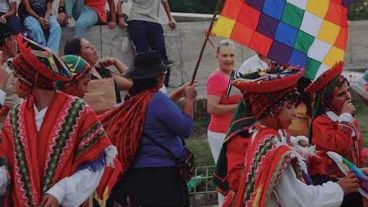 "Volver a hablar del «Día de la Raza» es un retroceso y una afrenta a la diversidad cultural y los derechos de los pueblos indígenas", sostienen los convocantes.