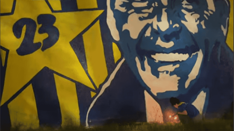 Así improvisaron los vecinos del barrio 7 de septiembre un altar a Russo frente al mural.