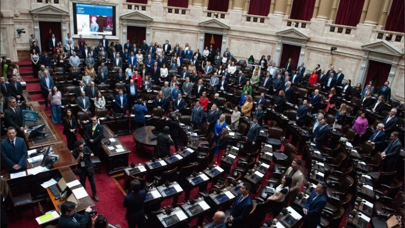 Momento en que Diputados entonaban el Himno Nacional para dar comienzo a la sesión.