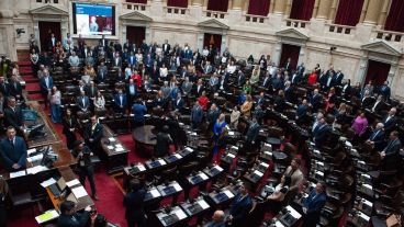 Momento en que Diputados entonaban el Himno Nacional para dar comienzo a la sesión.