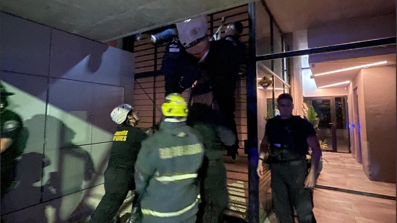 El momento en que los bomberos lograron retirar a la joven.